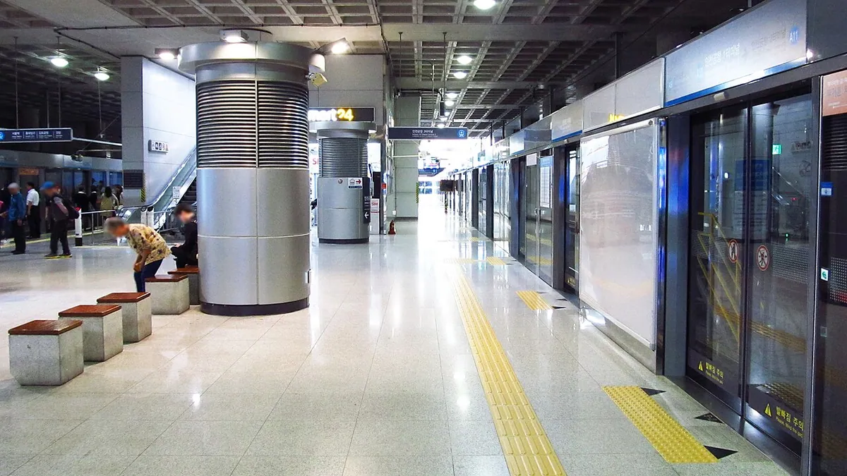 AREX-A10-Incheon-international-airport-terminal-1-station-platform-20180913-155552